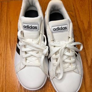 Adidas kids grand court sneaker in white size 1.5